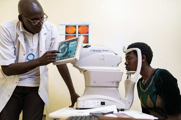 Etienne Uwingabire, Senior Nurse and Executive Director of the Rwanda Diabetes Association, uses Cybersight AI and digital imaging to screen a patient for diabetic retinopathy at the organization’s clinic in Kigali, Rwanda. Photo: Serrah Galos